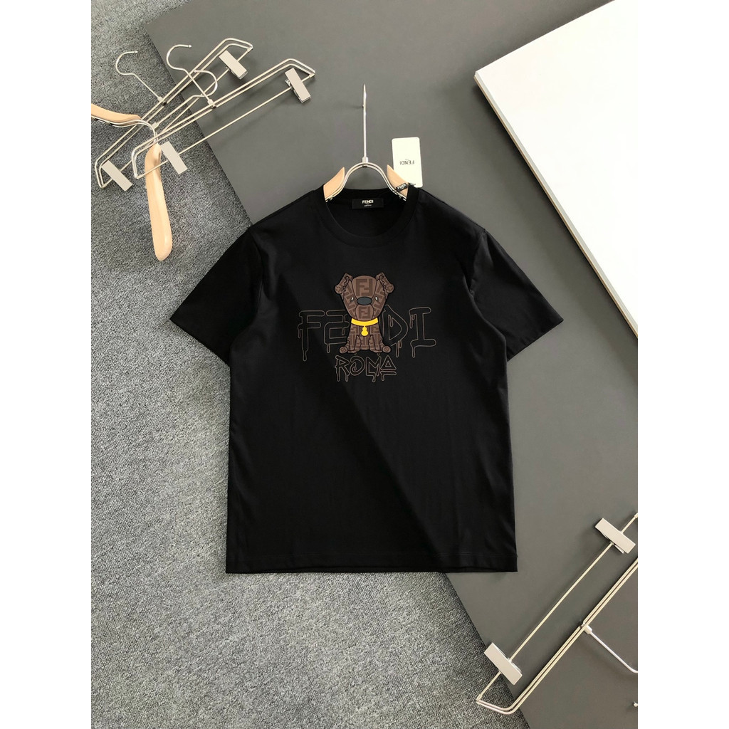 Fendi/FENDI เสื้อจั๊มคู่รักแขนสั้นขนาดบวก unisex2025ฤดูใบไม้ร่วงพื้นฐานทุกวันสีทึบพิมพ์ T เสื้อแบรนด
