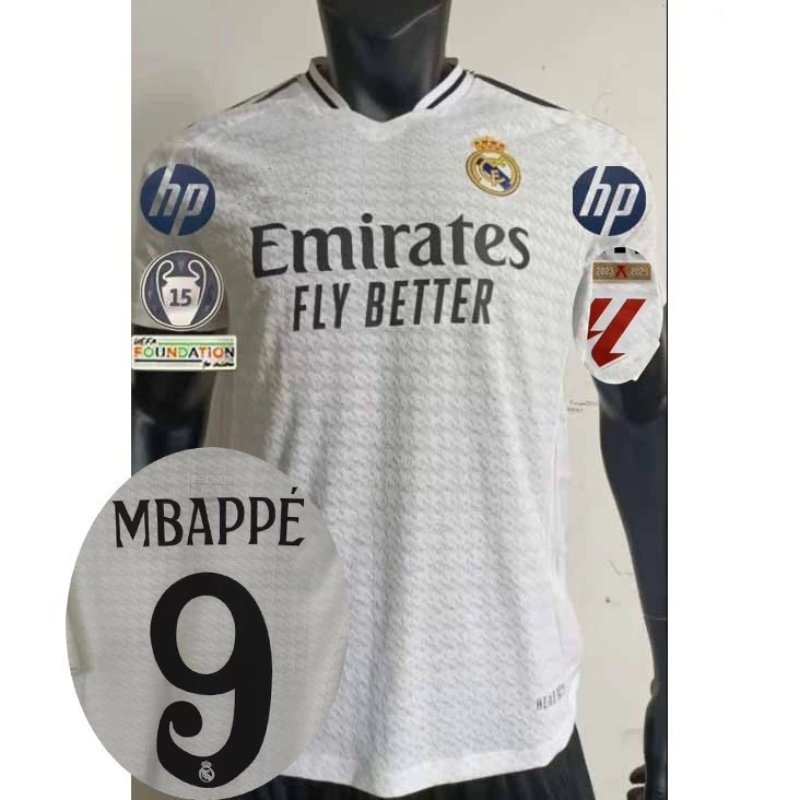 เสื้อฟุตบอลชาย REAL MADRID พร้อมลายเซ็น Mbappe, Bellingham และ Vini Jr.