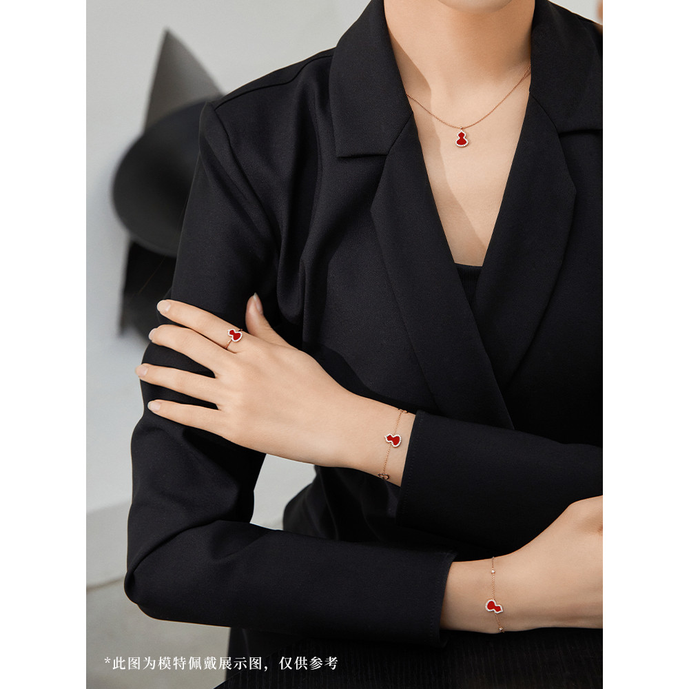 สร้อยข้อมือ Qeelin Petite Wulu 18K Gold และ Diamond พร้อม Red Agate