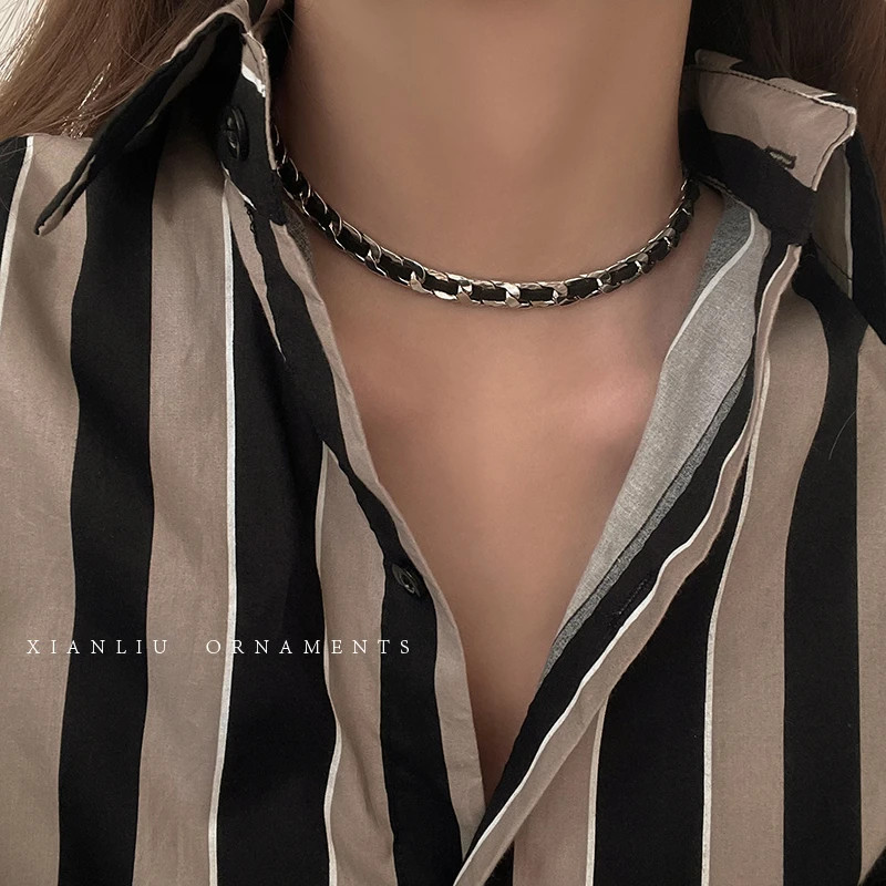 ความรู้สึกการออกแบบสร้อยคอไร้จี้ผู้หญิง 2023 สไตล์ใหม่หรูหรา Niche High-End สีดํา Clavicle Chain สร้อยคออุปกรณ์เสริม