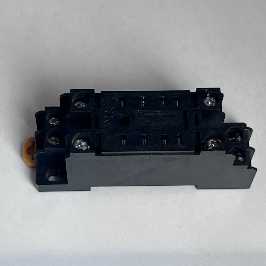 Original Omron intermediate รีเลย์จับคู่ฐาน 8 ฟุต PYF08A-E PTF08A-E PYF14AE