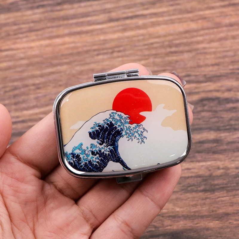 Art Waves Mini Pill Box 2-Compartment Medicine Pill Organizer น่ารักในครัวเรือนแบบพกพากล่องเก็บยา Travel ของขวัญที่ไม่ซ้ํากัน
