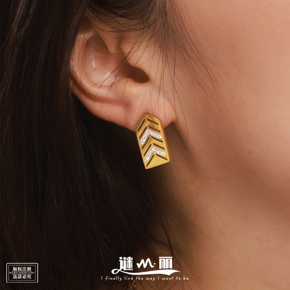 ต่างหูออกแบบทรงเพชรโปร่งแสง ฝังเพทาย สแตนเลส 18k ทองแท้ งานประณีตคลาสสิกสำหรับผู้หญิง 13UU