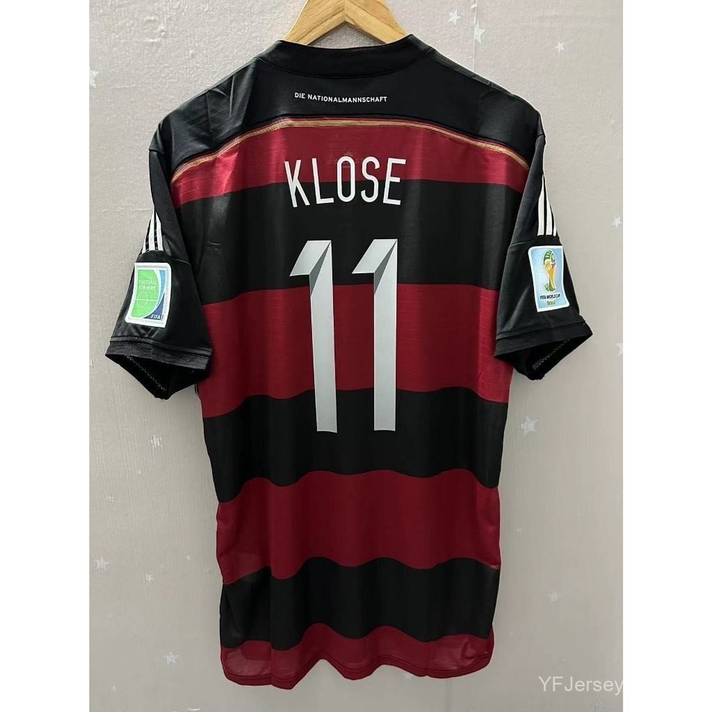 เสื้อทีมฟุตบอลยูโรปี 2014 เสื้อเยือนแชมป์โลกGermany พร้อมการพิมพ์ชื่อKlose, Schweinsteiger และOzil