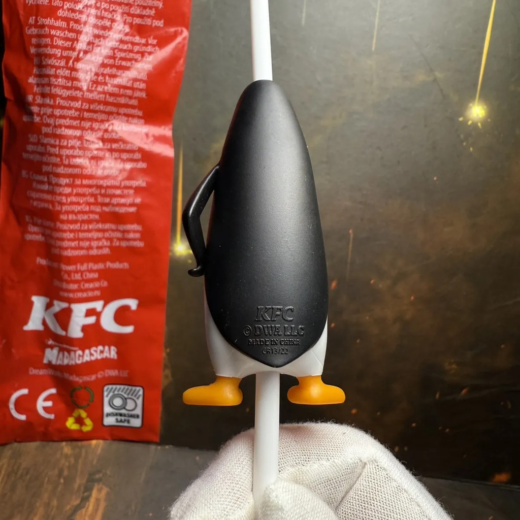 Overseas Edition KFC Co-Branded DreamWorks Penguin of Madagascar KFC Childrens Fast Food Toy Straw