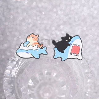 แมวน่ารัก Shark Enamel Pins ตลกสีส้มสีดําแมวเข็มกลัดการ์ตูนสัตว์ป้ายเสื้อผ้าอุปกรณ์เสริมของขวัญสําหรับเพื่อน