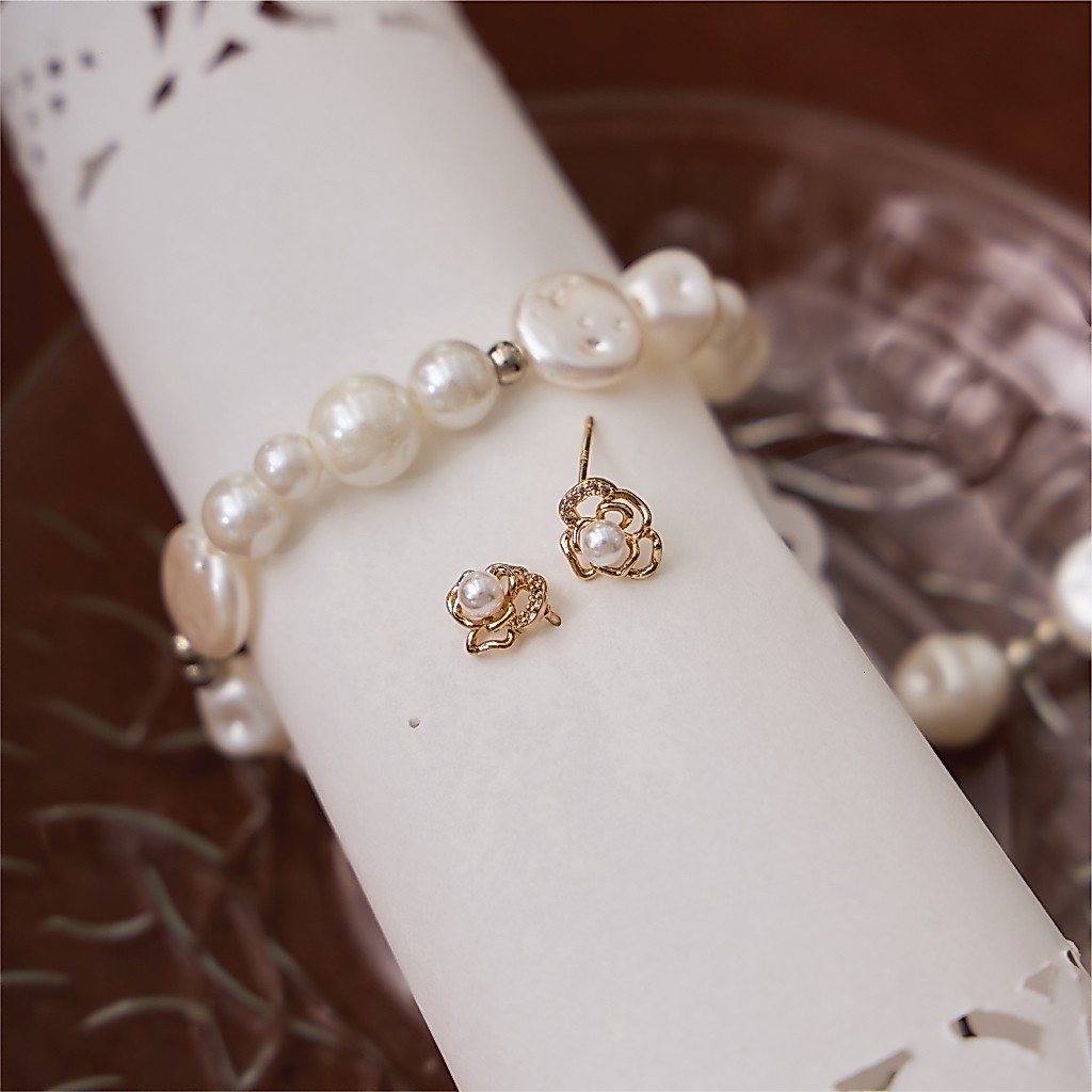 earika.earrings - petaline pearl ต่างหูแป้นดอกไม้ไข่มุก สีทอง วัสดุเงินชุบทอง เหมาะสำหรับคนแพ้ง่าย