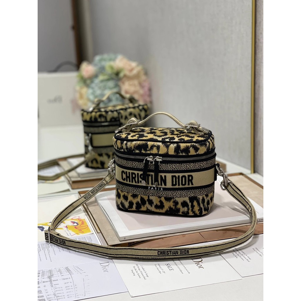 Dior Leopard Print Mini Cosmetic Bag พกพาสะดวก เหมาะกับการจัดเก็บเครื่องสำอาง และเข้ากันได้ดีกับ.buc