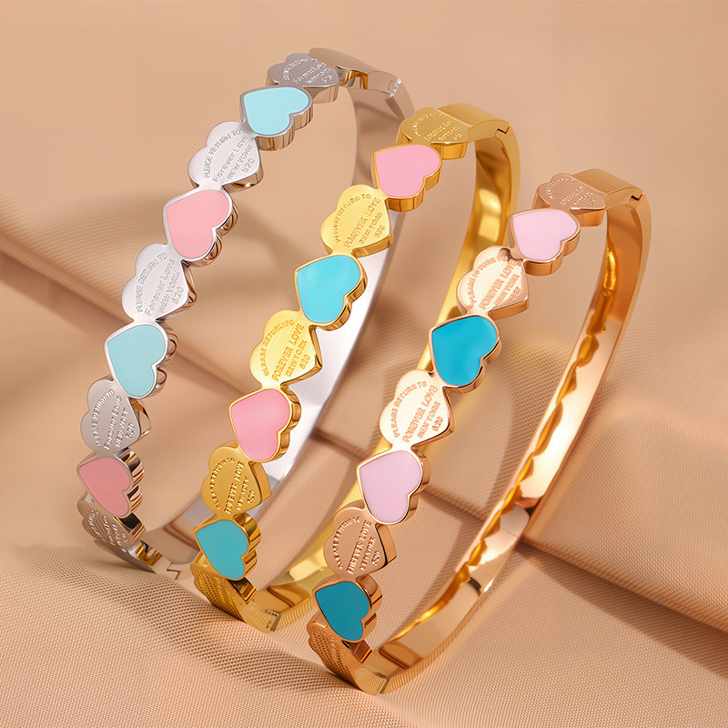 สร้อยข้อมือไทเทเนียมพร้อมหัวใจหยดน้ำมันและตัวอักษร เคลือบทองคำ 18K ไม่ซีดจาง สไตล์หรูหรา ขายเป็นเซ็ทสองเส้น