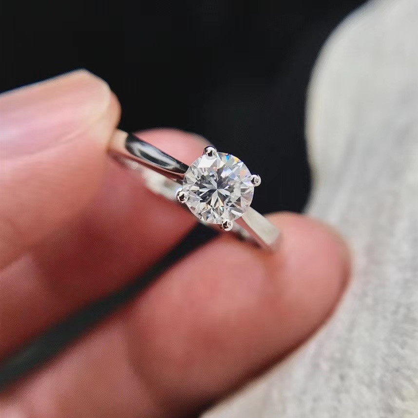 เครื่องประดับเพชรสังเคราะห์ CVD 30 จุด ขนาด 2 กะรัต ทองคำขาว 18K Four-Claw Setting สำหรับแหวน ต่างหู