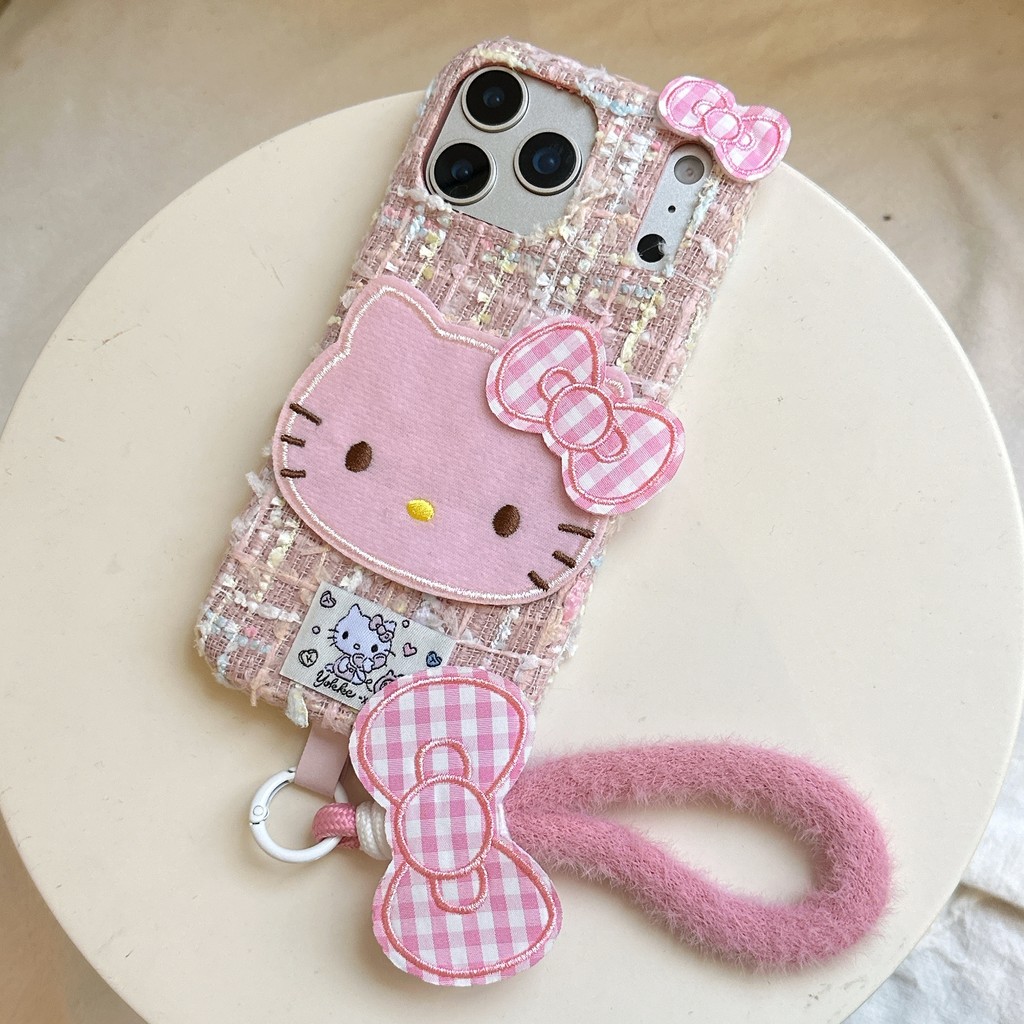 สําหรับ iphone 17promax 17pro caseing 16PM 15PM 14PM 13PM 17 16 15 14 13 ProMax สายรัดข้อมือเชือกเส้นเล็กที่ถอดออกได้ Chanel-สไตล์ผ้า 3D สีชมพูน่ารักการ์ตูน hellokitty เคสโทรศัพท์