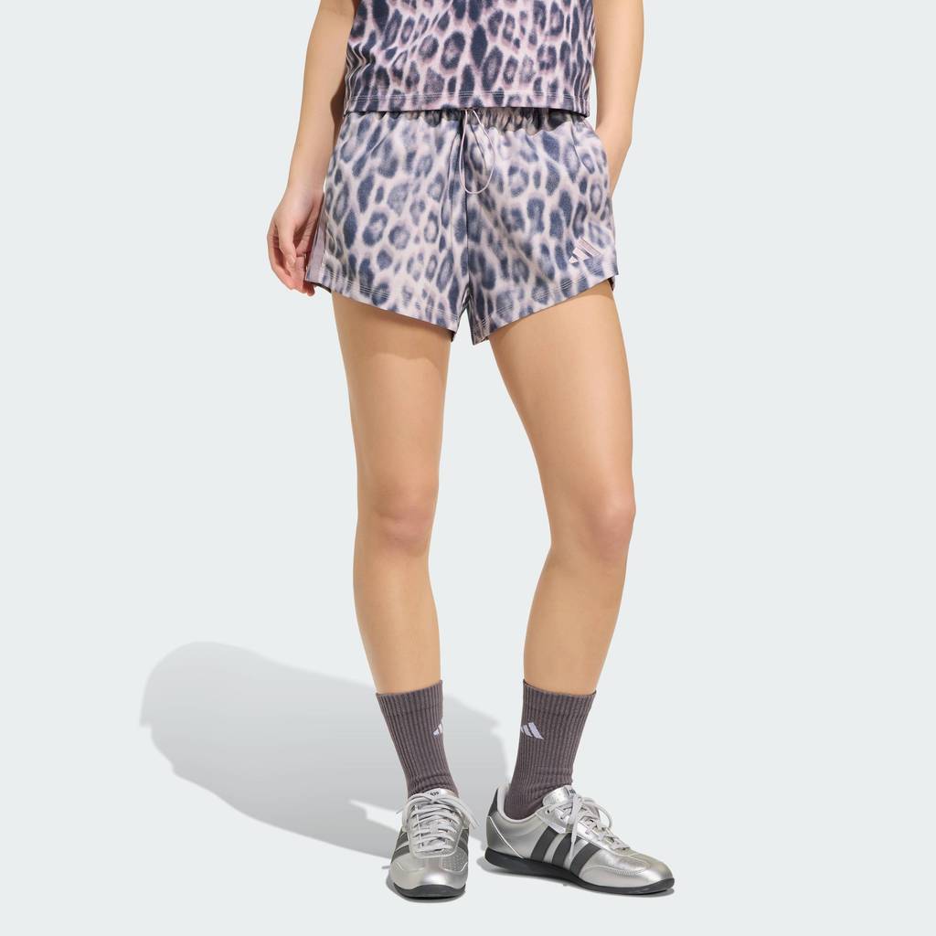 adidas ไลฟ์สไตล์ กางเกงขาสั้นผ้าทอพิมพ์ลายเสือดาวพร้อมแถบ 3-Stripes Seasonal Essentials ผู้หญิง หลากสี KC3879