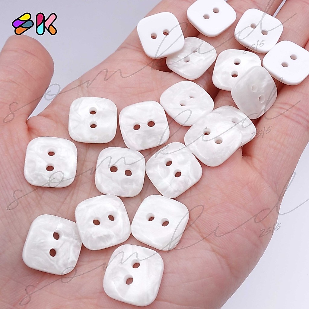 somkid กระดุมสี่เหลี่ยม2รู สีขาวหน้ามุกเงา ขอบมนมี2ขนาด 11mm (size18L), 13mm(size 20L)เนื้อพลาสติกอย่างดี