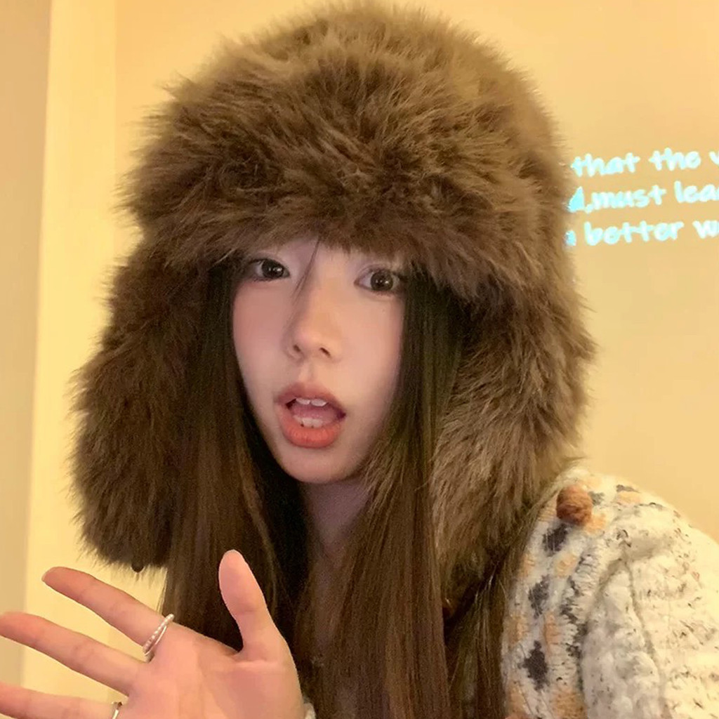 หมวกขนปุยหนาสำหรับฤดูหนาว ออกแบบมาเพื่อนุ่มนวลและสวมใส่ง่าย มีหูฟูกนิ่มให้ความสะดวกสบาย