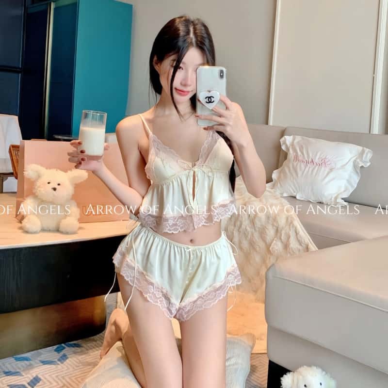 sexy pajamas🤍🩶ชุดเซต เสื้อ+กางเกง ชุดนอนสตรี การตกแต่งโบว์ ลูกไม้ คอวี ใส่สบาย สีม่วง สีผิว ส่งไวจากไทย