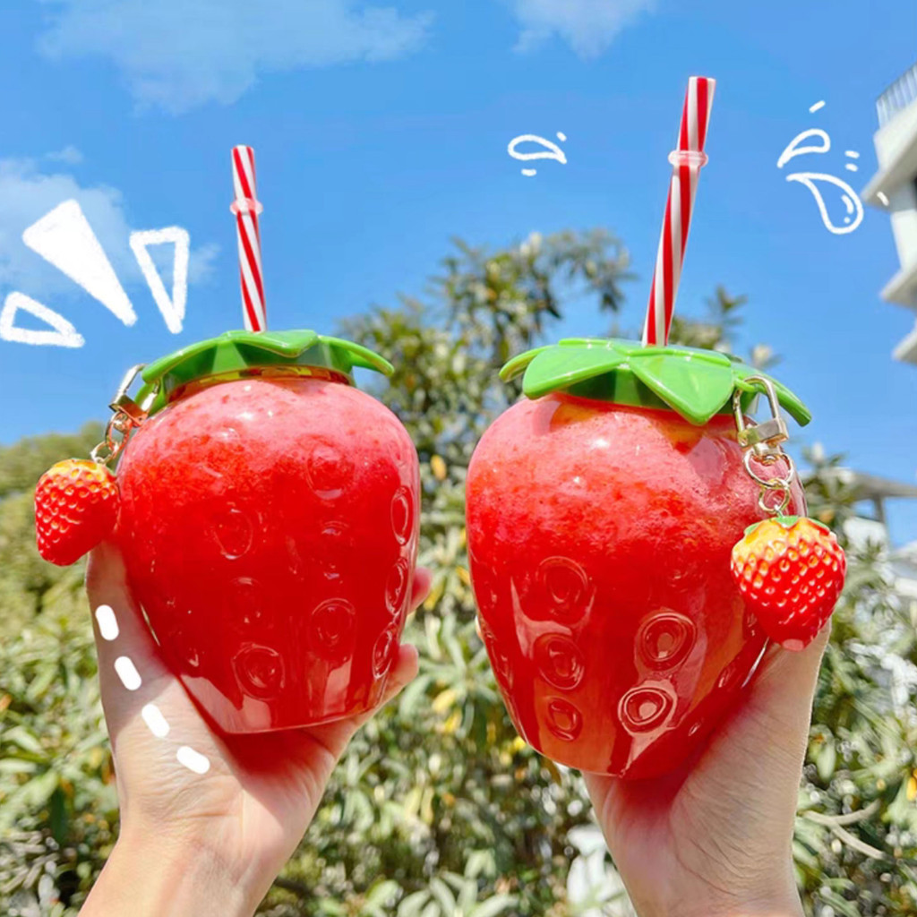 🍓 แก้วน้ำเด็กลายสตรอว์เบอร์รี ดีไซน์น่ารักเฉพาะเด็ก วัสดุเกรดอาหารปลอดภัย ทนทาน ความจุใหญ่ พกพาง่าย เหมาะสำหรับถ่ายรูปสุดชิค หรือใช้ในชีวิตประจำวัน