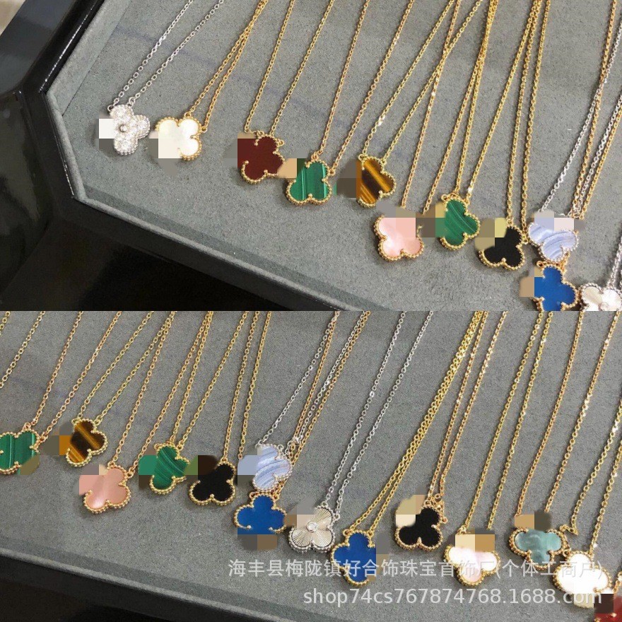 สร้อยคอมินิมอลรุ่นสูง V Gold ตกแต่งด้วยดอกไม้สี่แฉกสองด้าน สำหรับผู้หญิง ชุบทอง 18K งานฝีมือพิเศษ F1