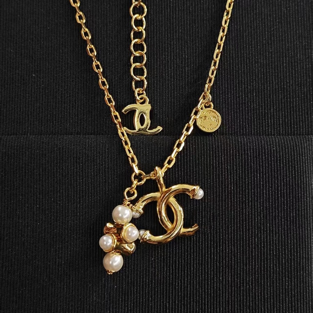 26p หอมยายคุณภาพสูง Retro Gold Double C Gold เหรียญจี้สร้อยคอมุกหญิงหรูหราชุดฤดูใบไม้ผลิ yyy6.2