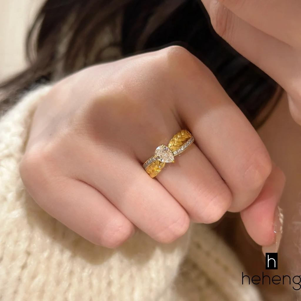 แหวนและต่างหูจากทองคำ 18K แบบหูข้าวสาลีและหยดคอลลาเจน ออกแบบมาให้สวมใส่ง่ายสำหรับคนที่มีผิวบอบบาง