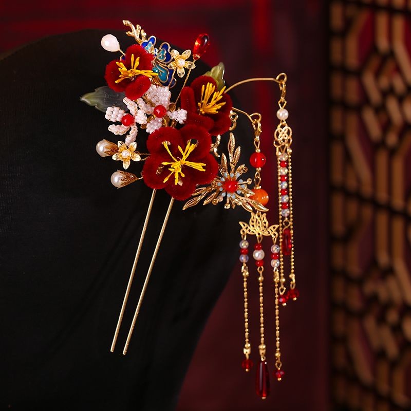 ผ้าโพกศีรษะย้อนยุค สีแดงและกระโปรง Marquise ระดับไฮเอนด์ พร้อมลายละเอียดการตกแต่งพิเศษ