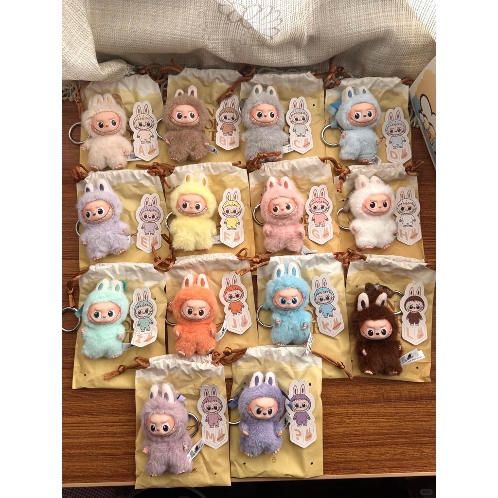 100% ของแท้อย่างเป็นทางการPOP MART Labubu 4.0 Pin For Love V4 (AM)/(NZ) THE MONSTERS Mini LABUBU V4 ไวนิลตุ๊กตาจี้กล่องตาบอดหัวใจของขวัญวันเกิดอุปกรณ์เสริมโทรศัพท์มือถือ