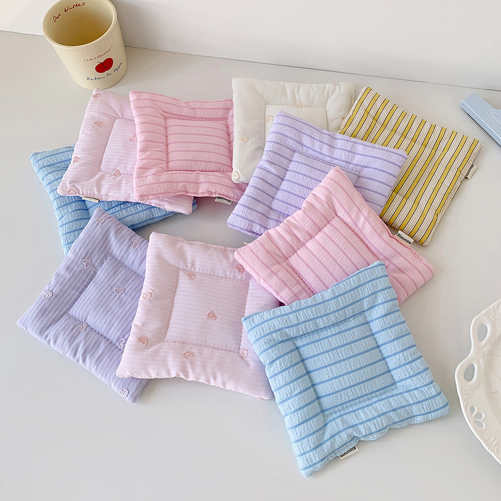 สีชมพูที่เต็มไปด้วยผ้าฝ้ายฉนวนกันความร้อนรถไฟเหาะถ้วยน้ําถ้วยกาแฟเบาะนุ่มน่ารักครัวยิงอุปกรณ์ประกอบฉากเครื่องประดับตารางเครื่องประดับเบาะ