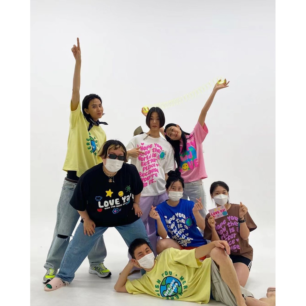 [i4p Studio] เสื้อยืดแขนสั้นทรงหลวมสำหรับทุกวัน พิมพ์ลายตัวหนังสือธรรมชาติกับหน้ายิ้ม