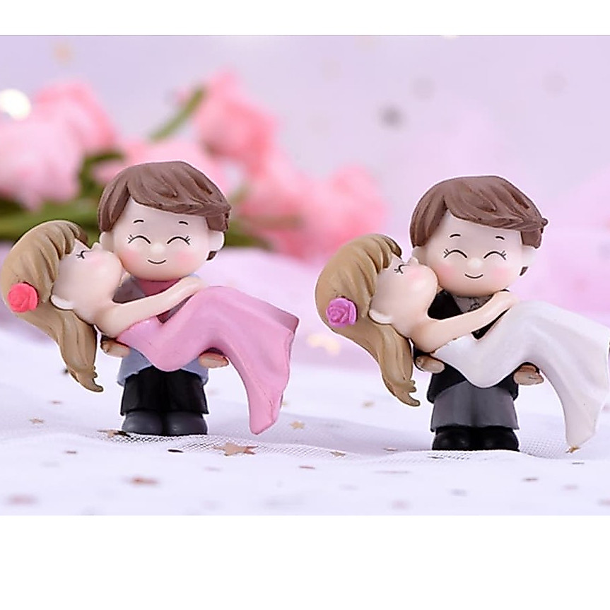 เจ้าบ่าวอุ้มเจ้าสาว  (ราคา/1คู่) ตุ๊กตาแต่งบ้าน ตุ๊กตาแต่งสวน ของสะสม โมเดล จัดสวนถาด พร็อพถ่ายรูป