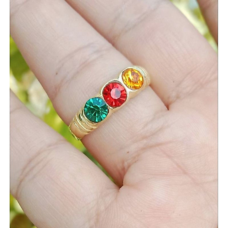 แหวนหัวพลอยสามสีตัวแหวนทำจากทองเหลืองแท้ไม่ชุบสีพลอยสามสีตัวเป็นพลอยสังเคราะห์เกรดพรีเมี่ยมอย่างดีทำให้สวยดึงดูกสายตาเวล