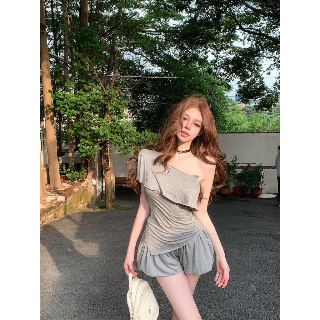 สาวฮอตเสื้อไม่สม่ำเสมอคอเอียงเปิดไหล่เอวสูง กางเกงกระโปรงดอกตูม ชุดกีฬาสองชิ้น #11009