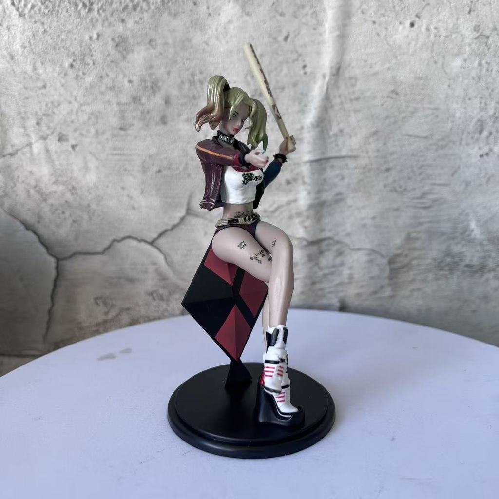 รุ่น Q Harley Quinn Harley Quinn Seated Raptor Squad Battle Damaged รถตํารวจโมเดลแชสซีตกแต่งของขวัญ