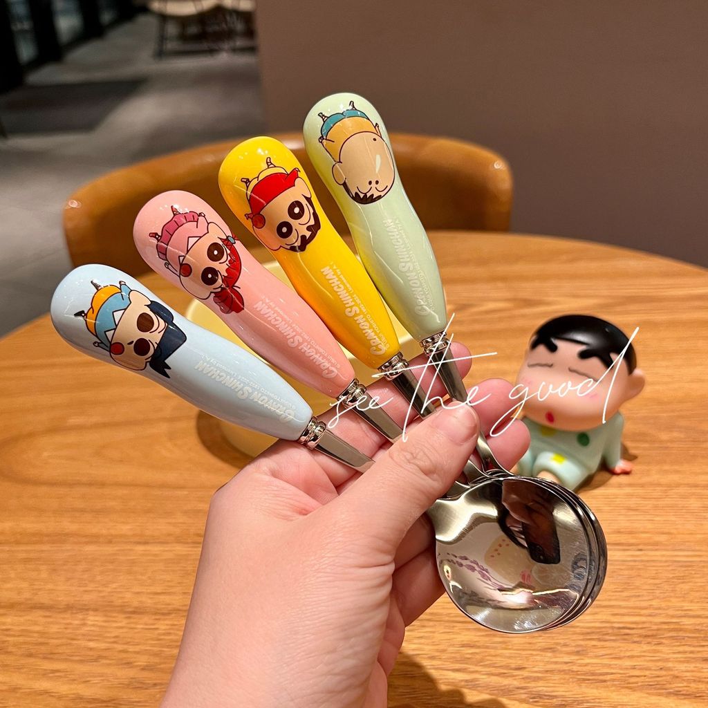 ช้อนเครยอนชินจังสแตนเลสบนโต๊ะอาหารช้อนส้อมช้อนเซรามิกน่ารักกล่องเก็บนักเรียนการ์ตูน