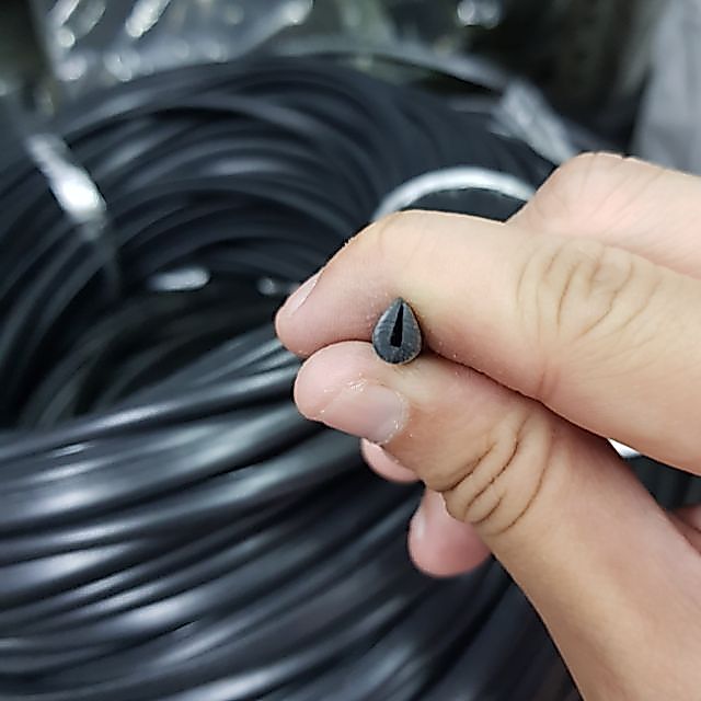 ยางเสียบ กันบาด เนื่อ PVC / สีดำ  ร่อง1มิล สูง 6 มิล V6