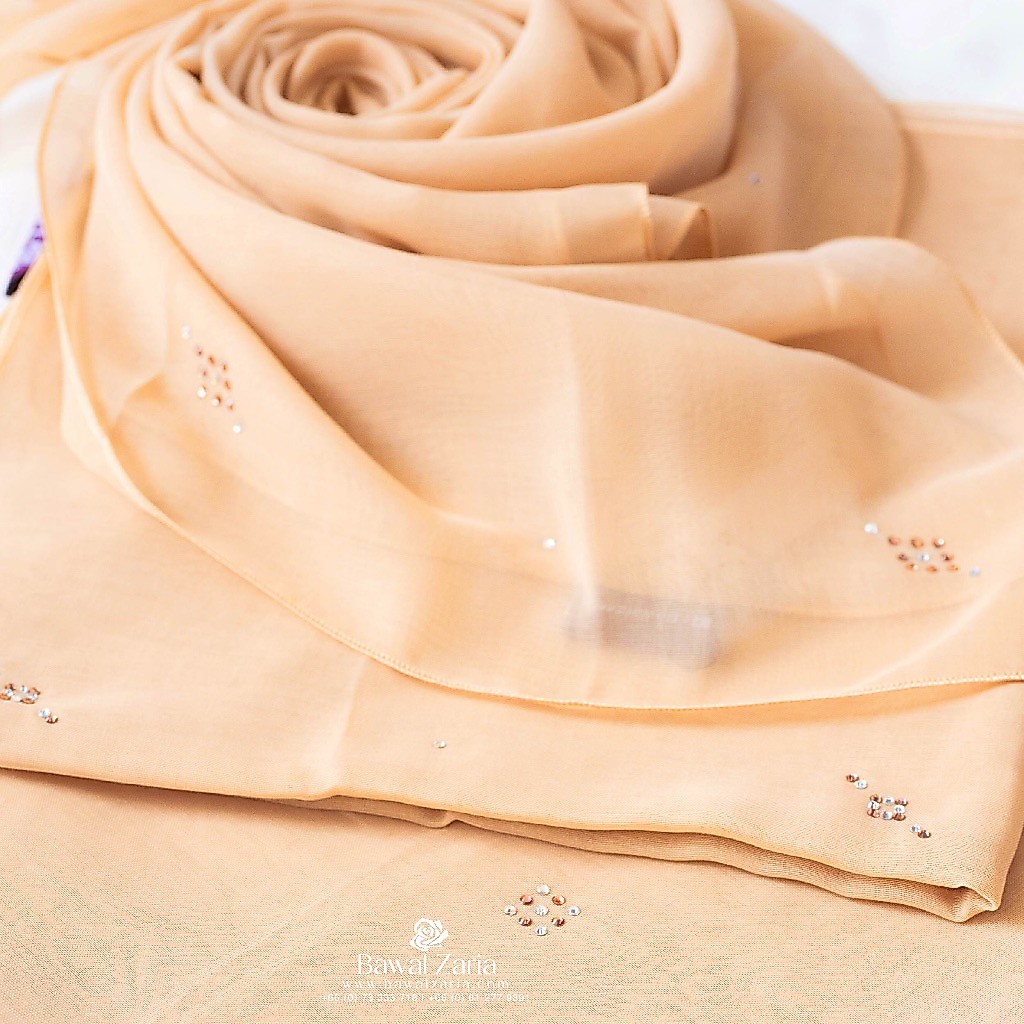ZARIA Crystal Bawal ผ้าคลุมบาวาประดับคริสตัล - สีส้มอ่อน (คละลาย)