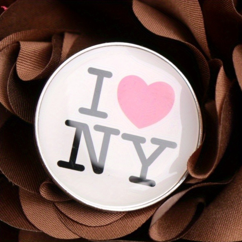 เข็มกลัดสัญลักษณ์ท่องเที่ยว "I LOVE NY" ออกแบบแบบตัวอักษรทรงกลม