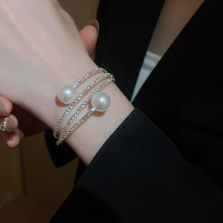 สร้อยข้อมือเพชรและมุกหลายชั้น ออกแบบในสไตล์ฝรั่งเศสแบบย้อนยุค สำหรับสวมใส่อเนกประสงค์ พร้อมความหรูหราในระดับไฮเอนด์