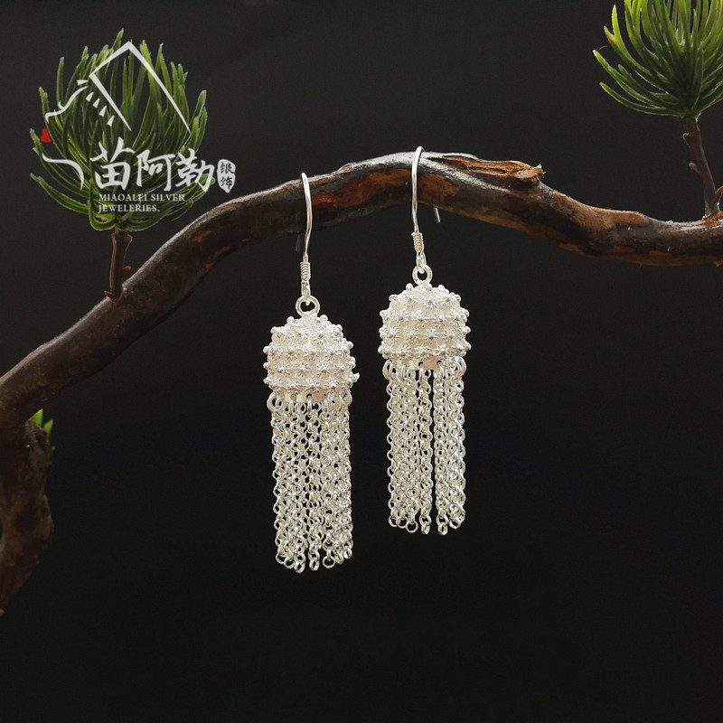 ชุดเครื่องประดับชาติพันธุ์ Miao จาก Xijiang: หมวกเงินแท้, อัญมณี, และแหวน เพิ่มเสน่ห์และความหมายทางว