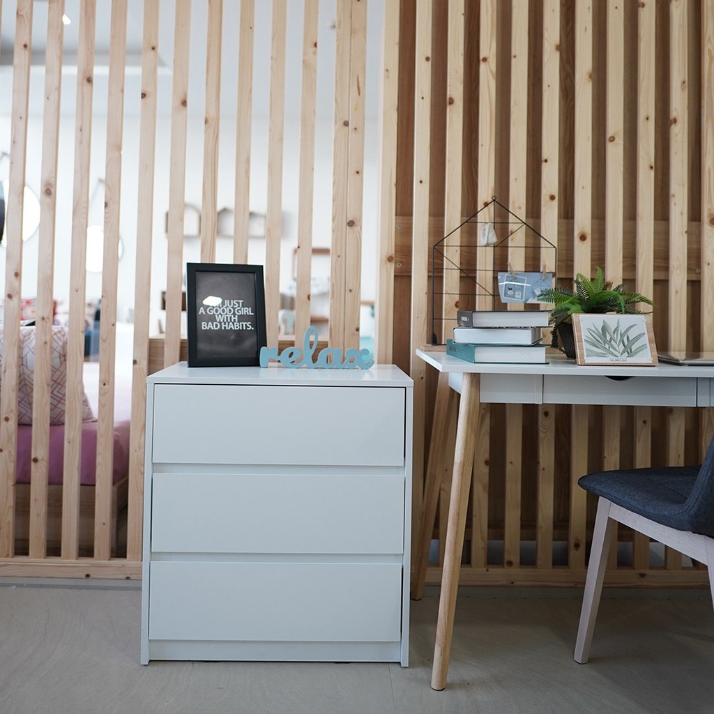 Looms ตู้เตี้ยลิ้นชัก รุ่น Aaron สีขาว (60x40x70 ซม.)  แบรนด์ LOOMS