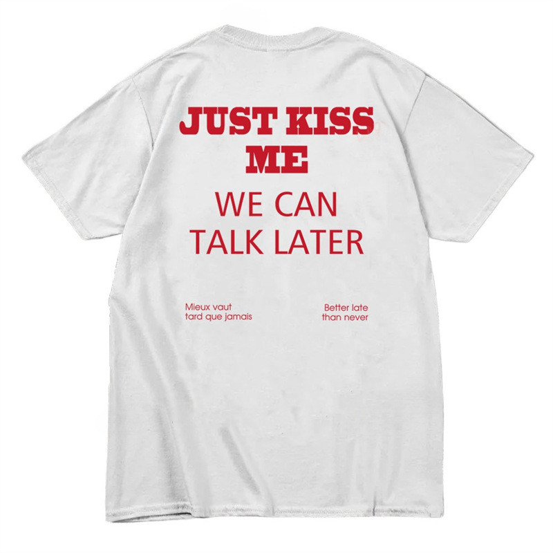 เสื้อยืดผ้าฝ้ายพิมพ์ลายกราฟิกตลก Just Kiss Me
