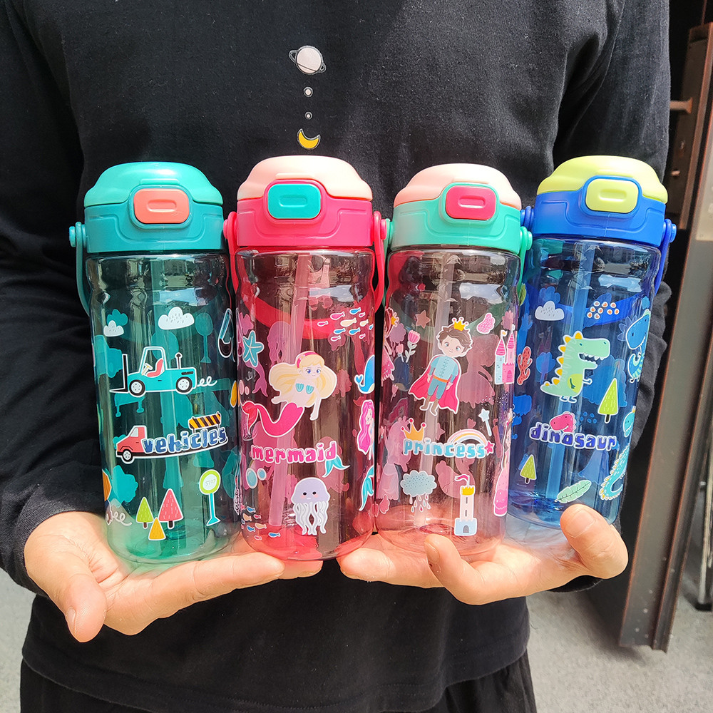 【Ready Stock】ถ้วยน้ำพลาสติก 600ml BPA Free Kids Water Cup แบบพกพาพร้อมที่จับถ้วยฟาง