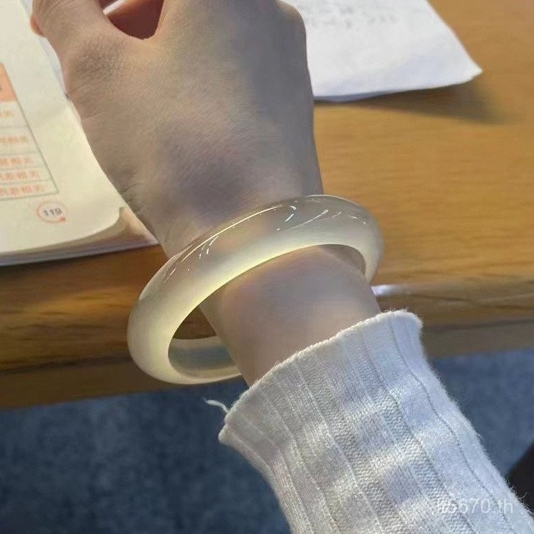 สร้อยข้อมือหยกแบนหินแชลซียอนแบบ Live Ice กับลายเสี้ยนทอง W9WT