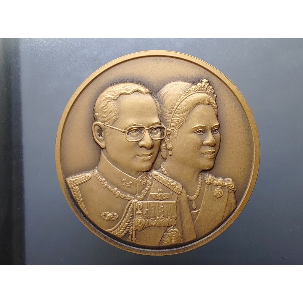 เหรียญที่ระลึกพระบรมราชาภิเษกสมรสครบ 60 ปี รัชกาลที่9 เนื้อทองแดงรมดำ ขนาด 7 เซน ปี 2553 อุปกรณ์ครบ