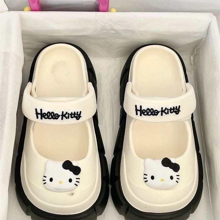 Hello Kitty Baotou Mary Jane รองเท้าแตะผู้หญิงสวมใส่ด้านนอก 2025 รองเท้าหนา Soled Shit-Stepping Anti-Slip 9.25