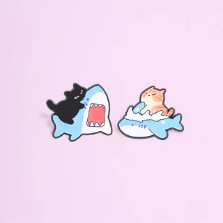 แมวน่ารัก Shark Enamel Pins ตลกสีส้มสีดําแมวเข็มกลัดการ์ตูนสัตว์ป้ายเสื้อผ้าอุปกรณ์เสริมของขวัญสําหรับเพื่อน