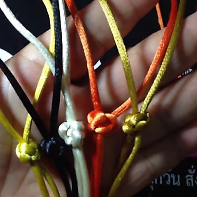 เชือกหางหนู  หรือเชือกทำพู่จีน  เชือกทำการฝีมือเมตรละ10฿ลดแล้วค่ะเมตรละ8฿ซื้อ 5 เมตรเหลือ 35 บาทค่ะ