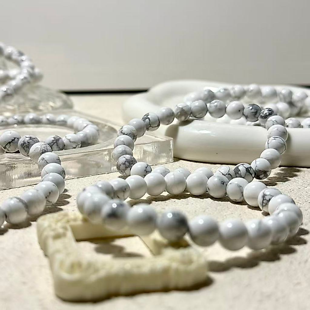 ฮาวไลท์ หินฮาวไลท์ Howlite หินนำโชค ใจเย็น หินนี้ช่วยดูดพลังงานบวก เสริมโชคลาภ ขนาด 8 มิล สุดคุ้ม