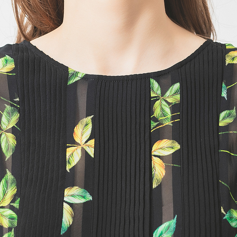 VOA ชุดชีฟองสีดำสีเขียวนุ่มๆ จากผ้าไหมหม่อน มาพร้อมงานเย็บละเอียดรอบคอกับขอบจีบออร์แกนซ่า