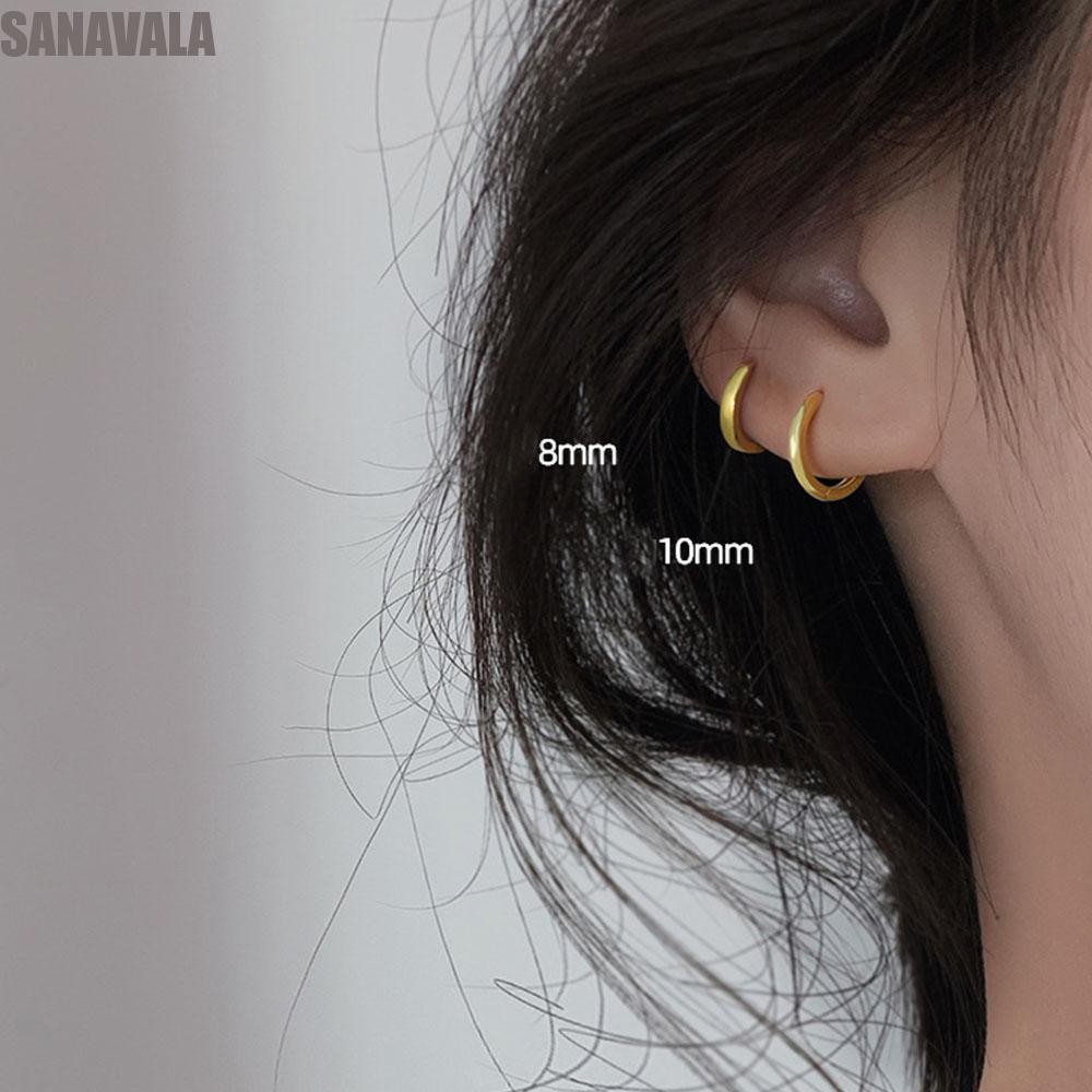SANAVALA Hoop Earrings สไตล์เกาหลี ต่างหูแบบ huggies สีเงินและทอง