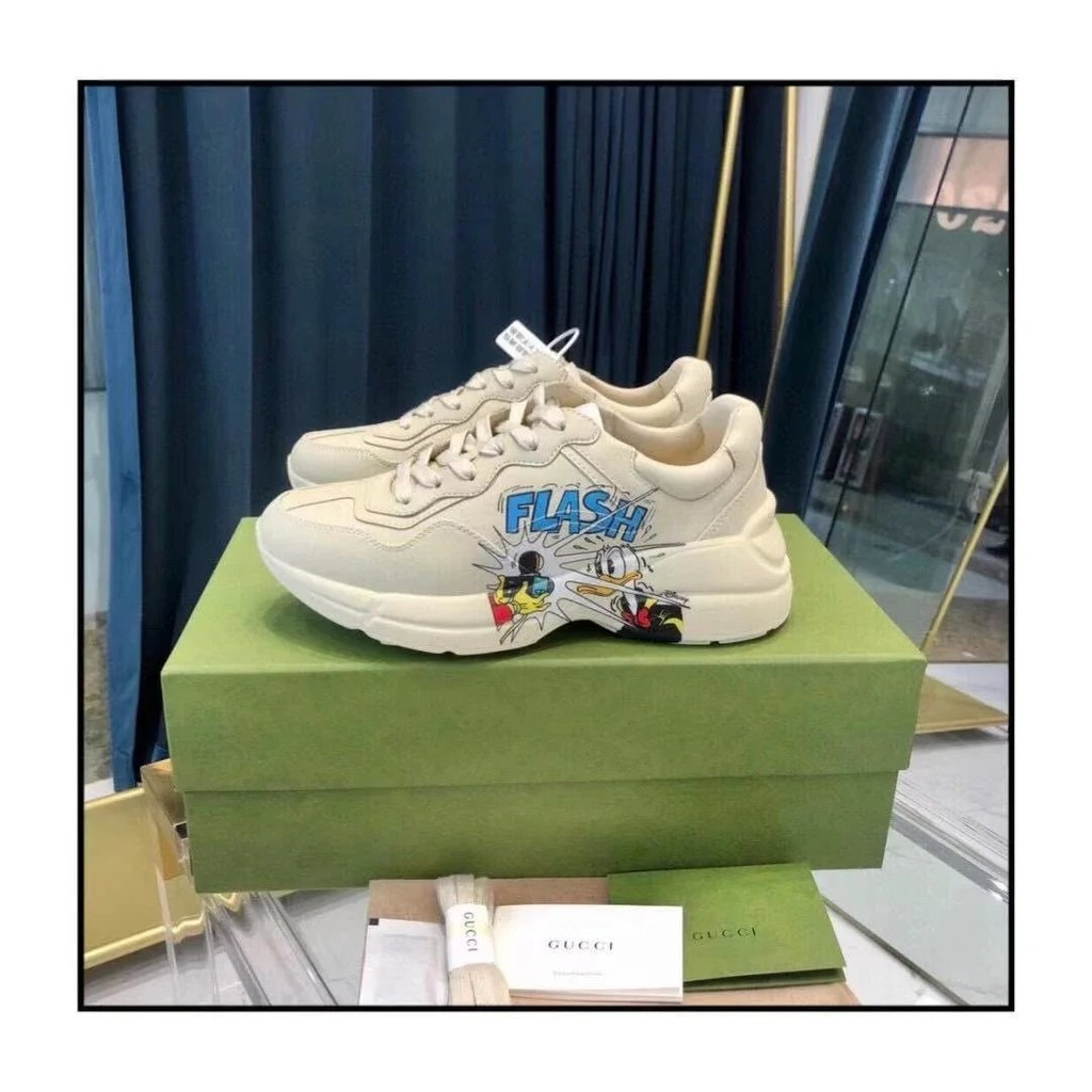 รองเท้า GU ใหม่ พิมพ์โลโก้ สำหรับทั้งผู้ชายและผู้หญิง