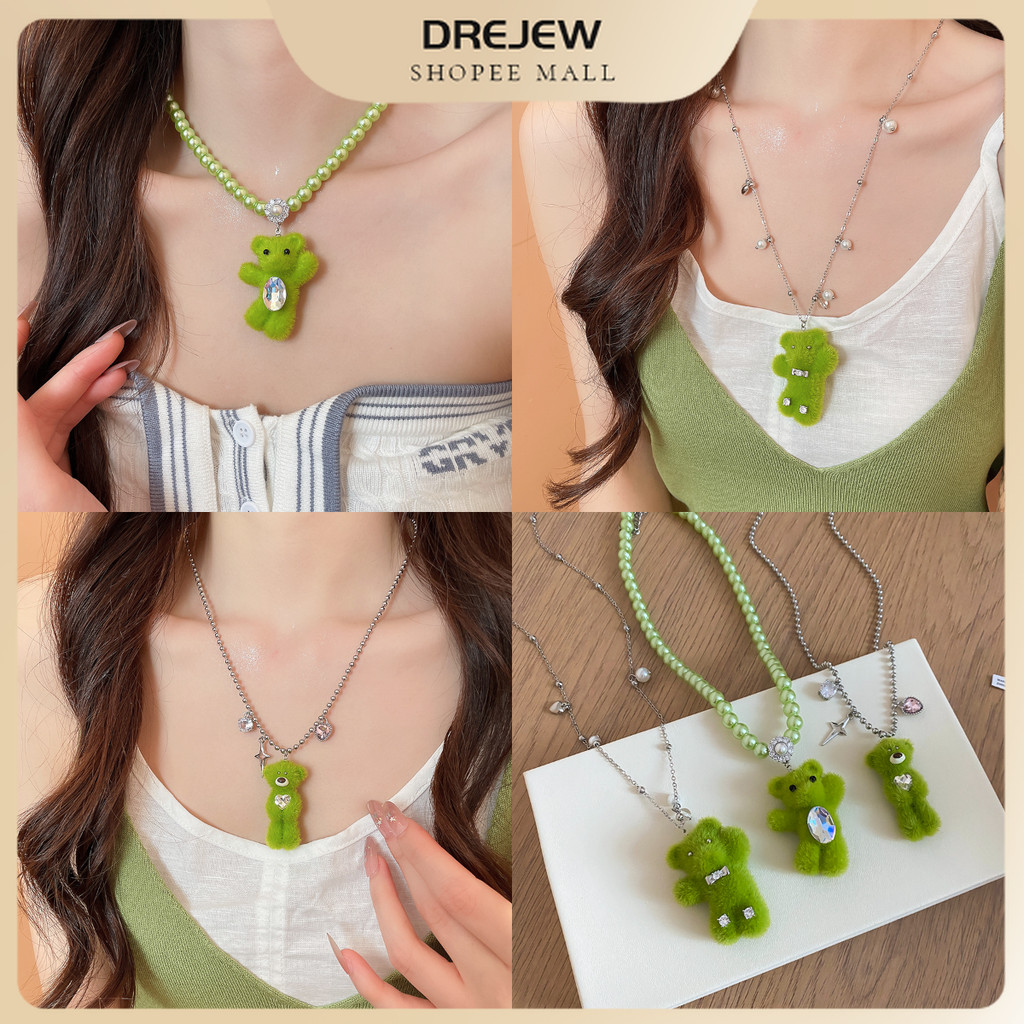 DREJEW สร้อยคอจี้ตุ๊กตาหมีสีเขียวและสร้อยข้อมือชุดมุกเทียมและเพทายสําหรับสไตล์ลําลองและหวานทุกวัน
